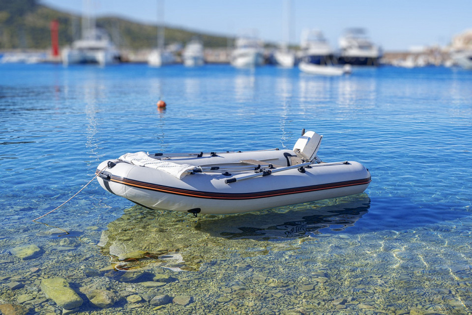 Рыбацкие лодки в порту старого города Примоштена, Хорватия