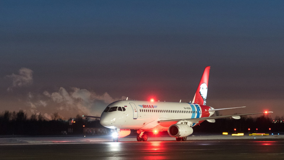 Самолет авиакомпании «Ямал» в аэропорту Пулково, Санкт-Петербург