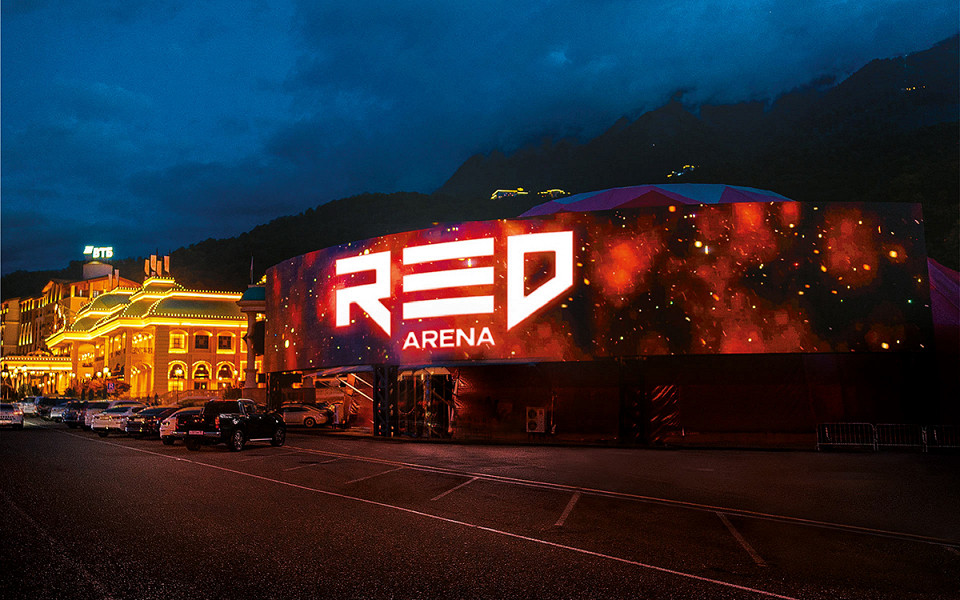 Спортивно-развлекательная площадка Red Arena ночью