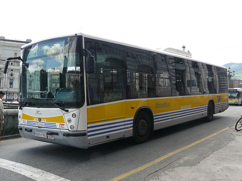 Региональный автобус Bizkaibus выкрашен в желтый цвет, Бильбао