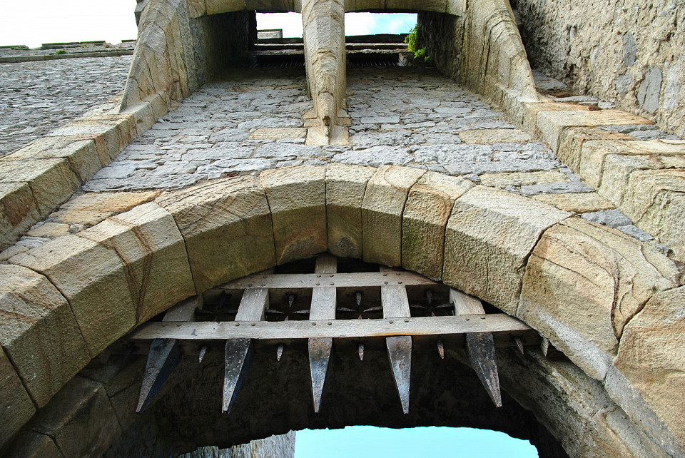 Замок Кэйр, ворота