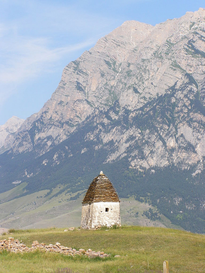 Склеп в селении Цамад, Северная Осетия