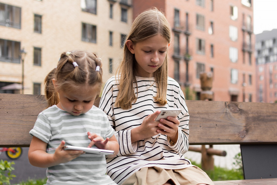 Девочки со смартфонами, интернет-зависимость