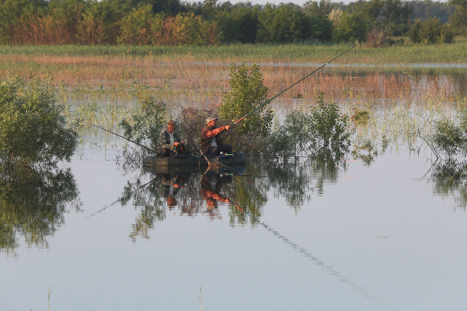 Рыбаки на озере в Джанкой