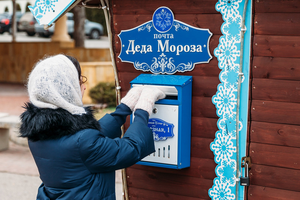 Женщина отправляет письмо деду морозу