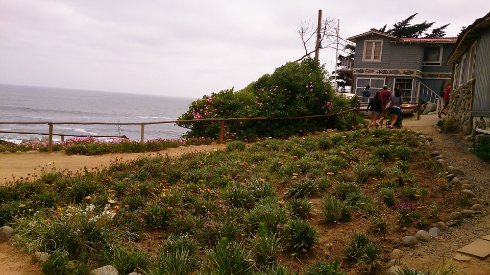 Вид на океан у дома Пабло Неруды, чилийского поэта, Isla Negro.