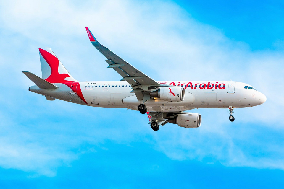 Самолет Air Arabia в небе