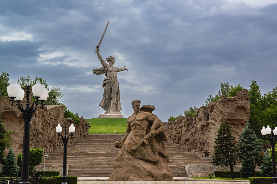 Скульптура Родина-мать зовет
