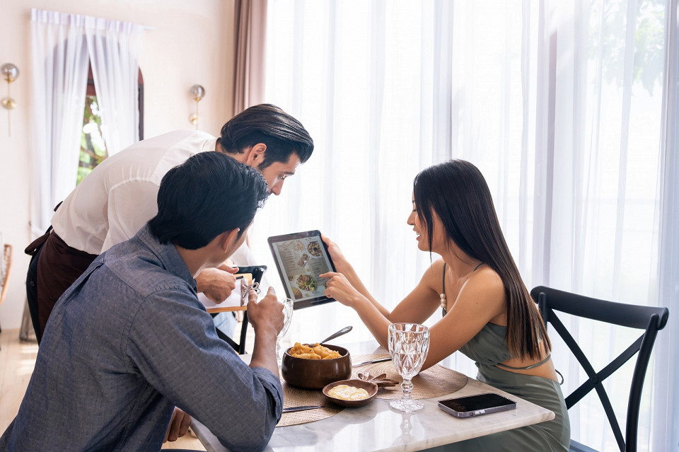 Официант принимает заказ в ресторане