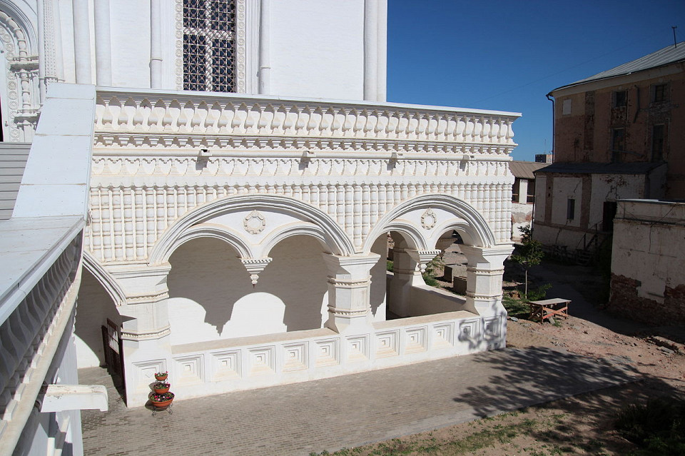 Успенский собор в Астрахани, крыльцо