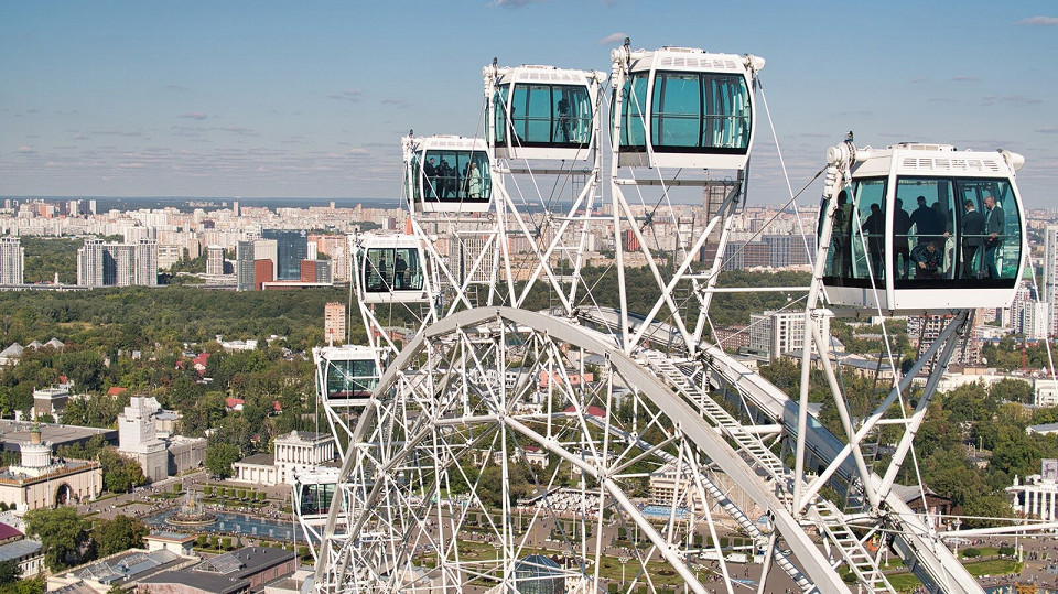 Кабинки колеса обозрения Солнце Москвы