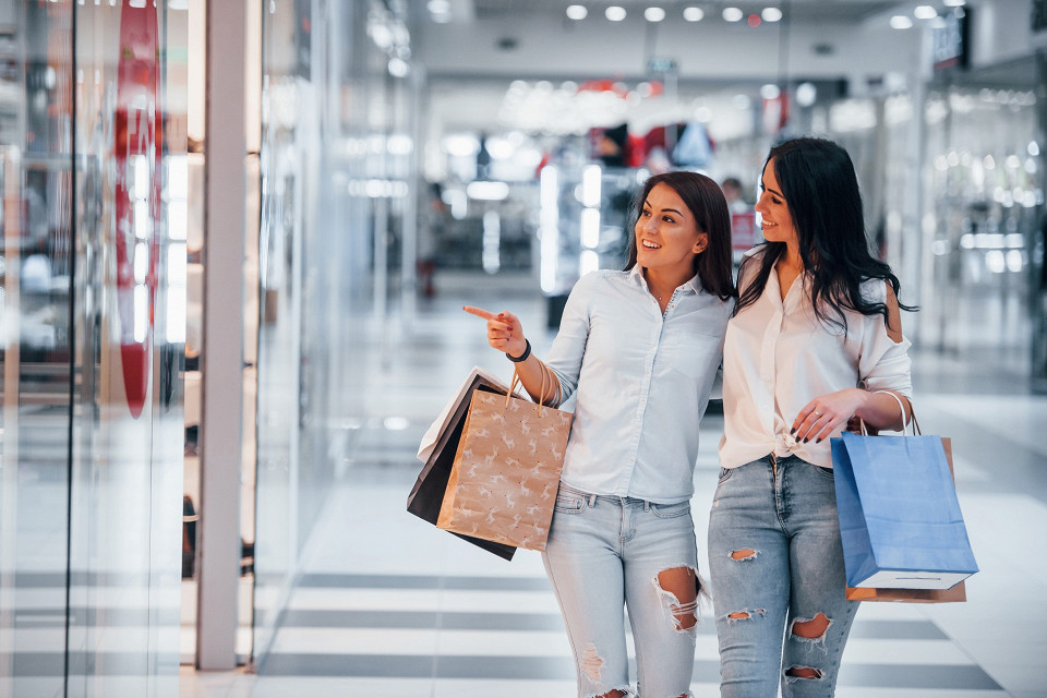 Женщины вместе совершают покупки