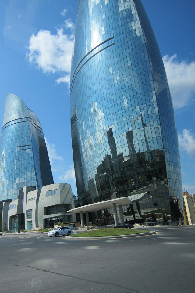 У Пламенных башен в Баку