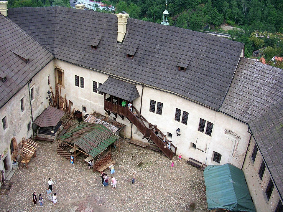 Замок Локет, двор