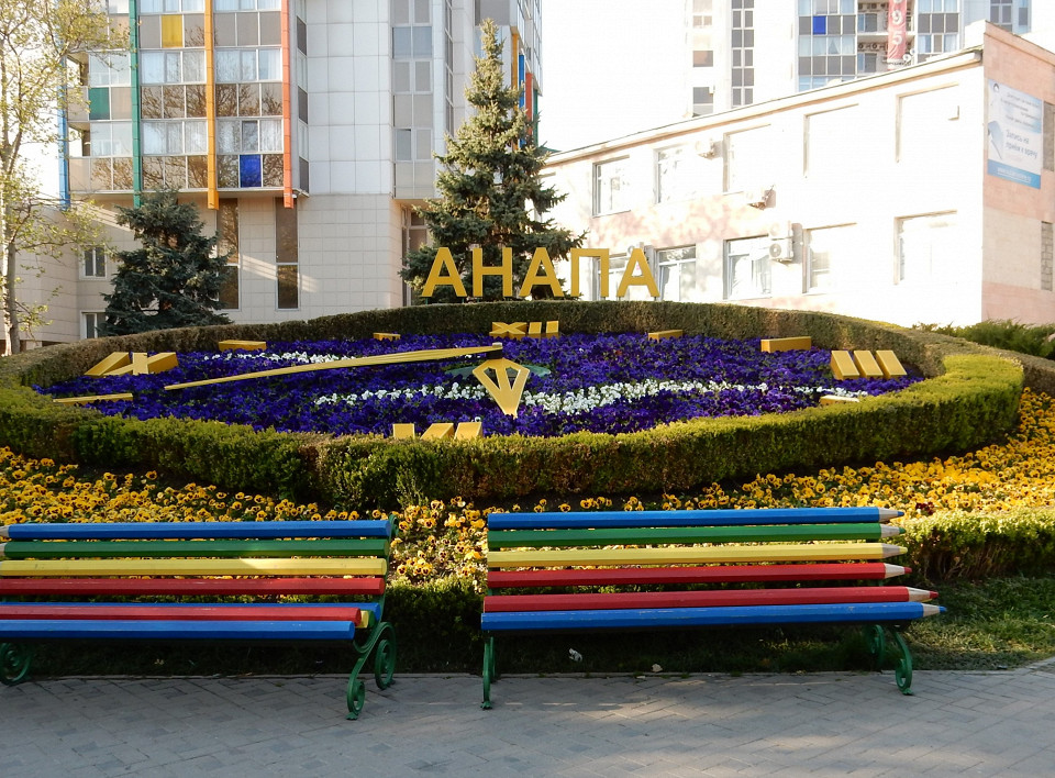 Цветочные часы на ул. Ленина в Анапе