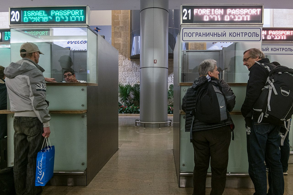 Пограничный контроль в аэропорту Бен-Гурион