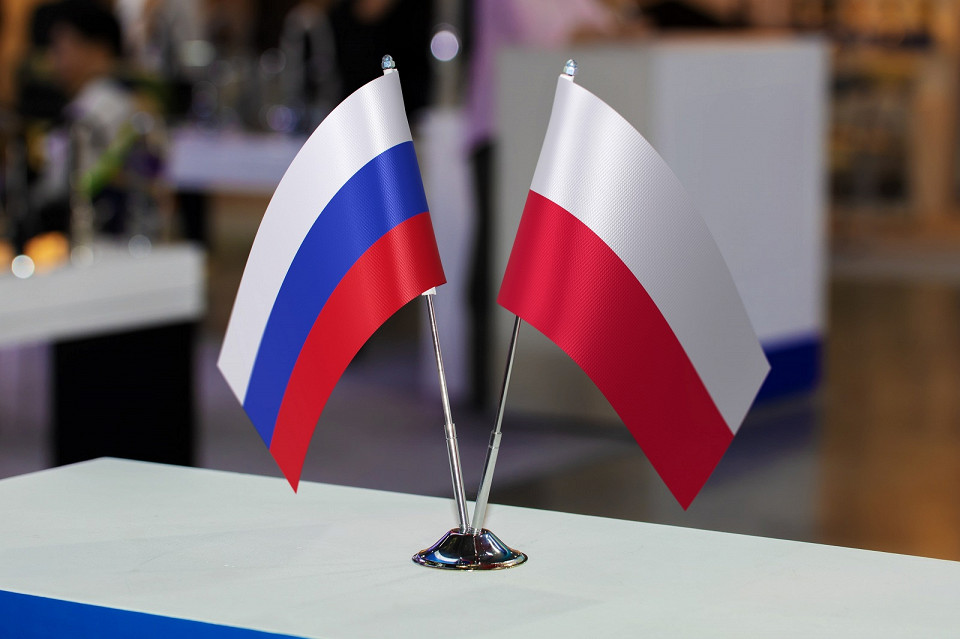 Флаги России и Польши