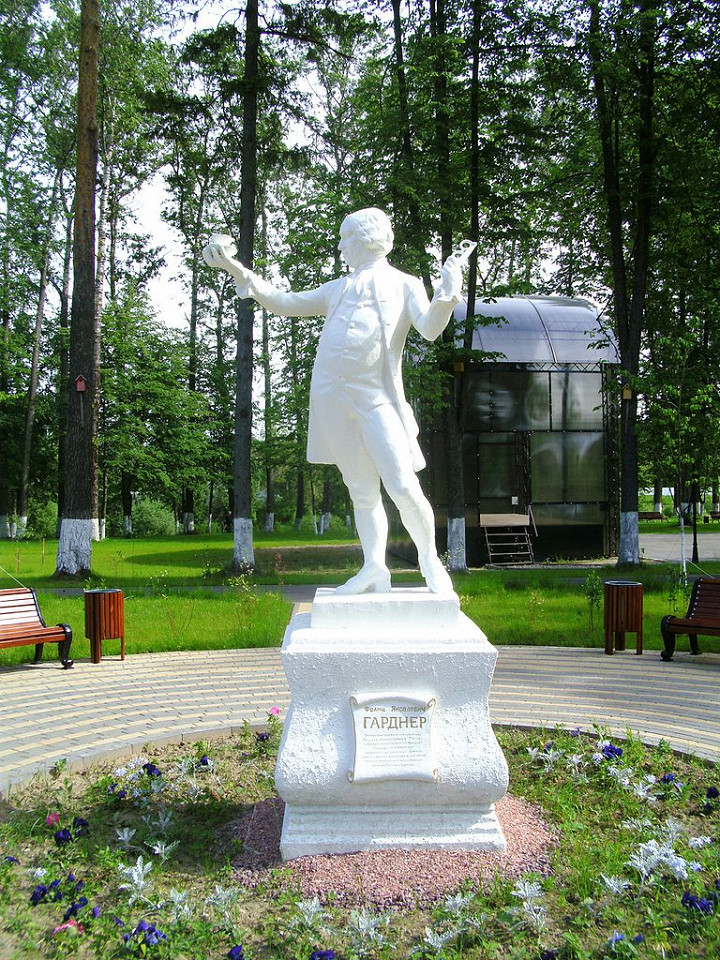 Вербилки, памятник Гарднеру