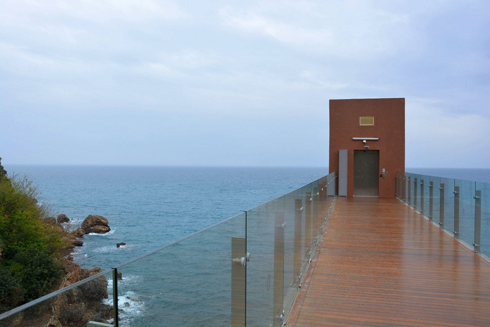Лифт на пляж в отеле Akra Antalya