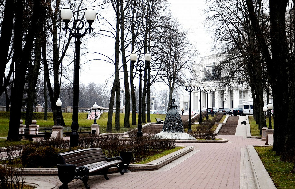 Аллея, ведущая к Театру оперы и балета в Минске