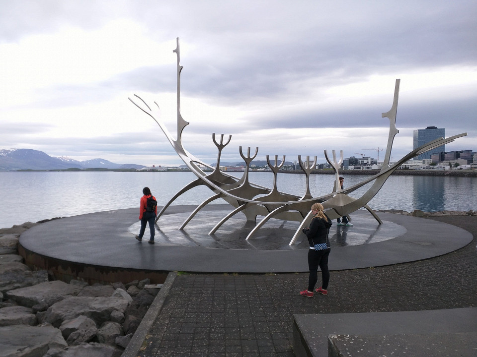 Памятник Sun Voyager на набережной Рейкьявика