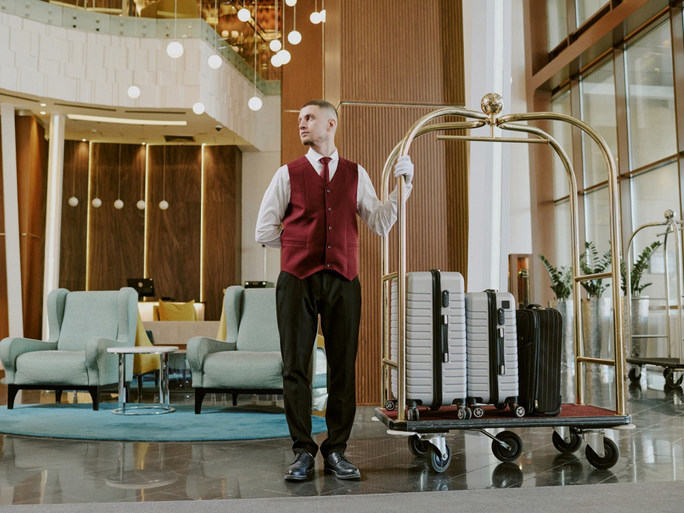 Кто носит чемоданы в отеле 2