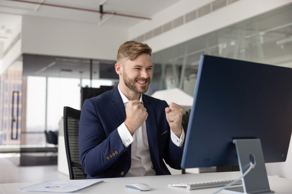 Веселый парень за компьютером