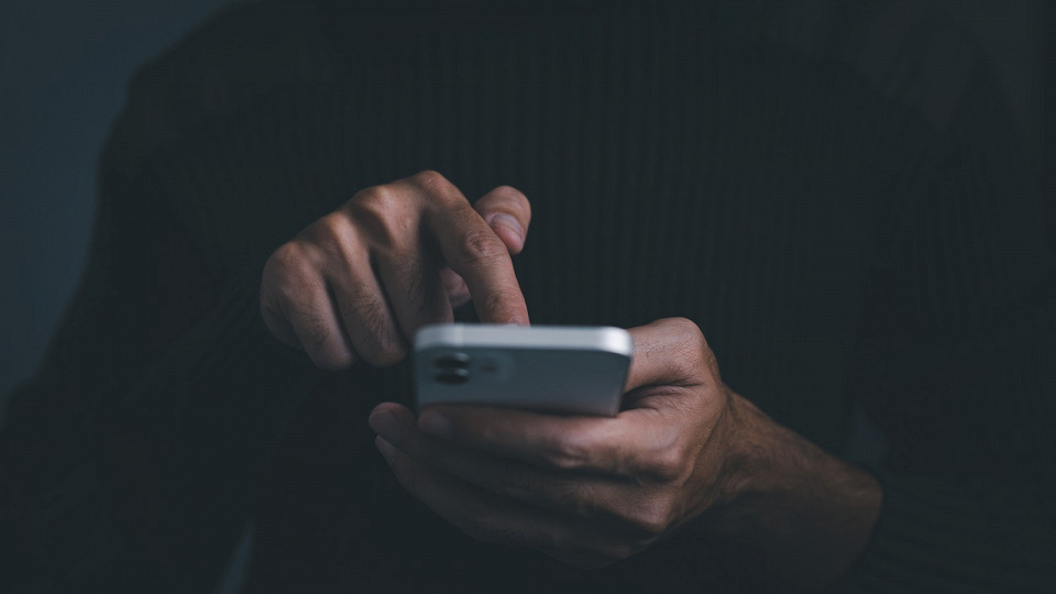 Руки и смартфон