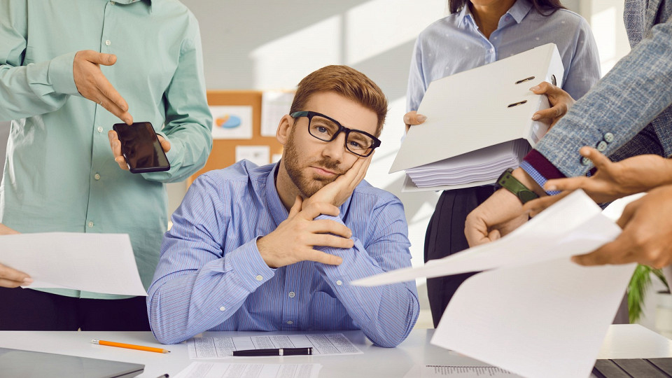 Уставший сотрудник в офисе