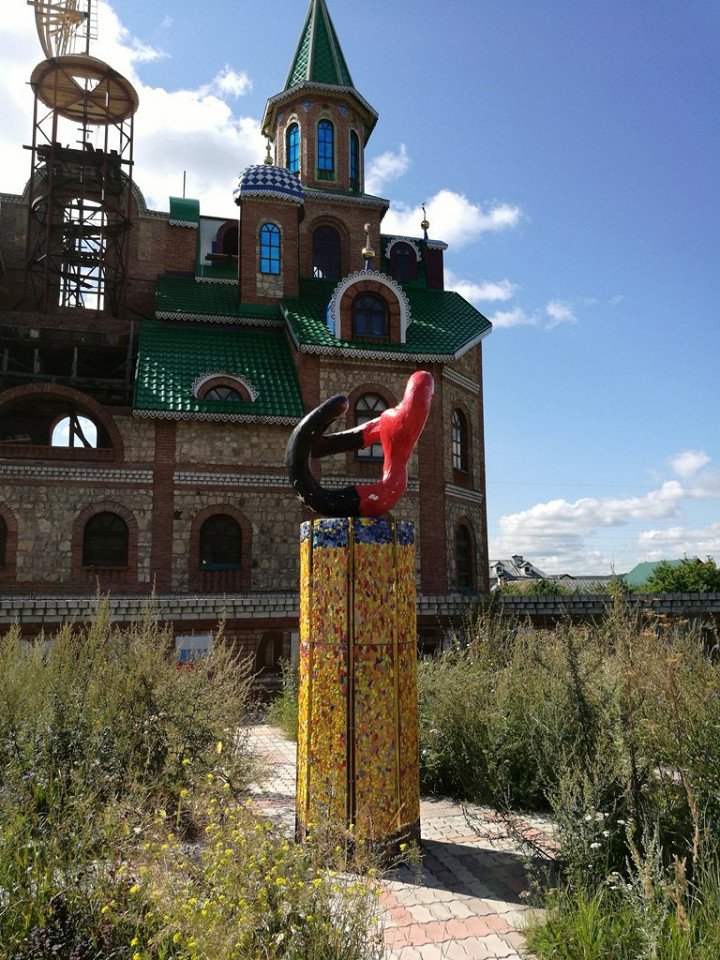 Памятник на территории Храма всех религий (Татарстан), Россия)