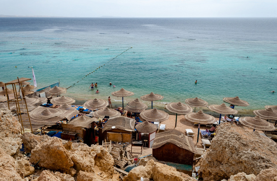 Неспокойное море в Шарм-эль-Шейхе, Египет