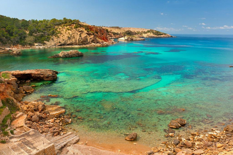 Красивая бухта Cala Xarraca на Ибице