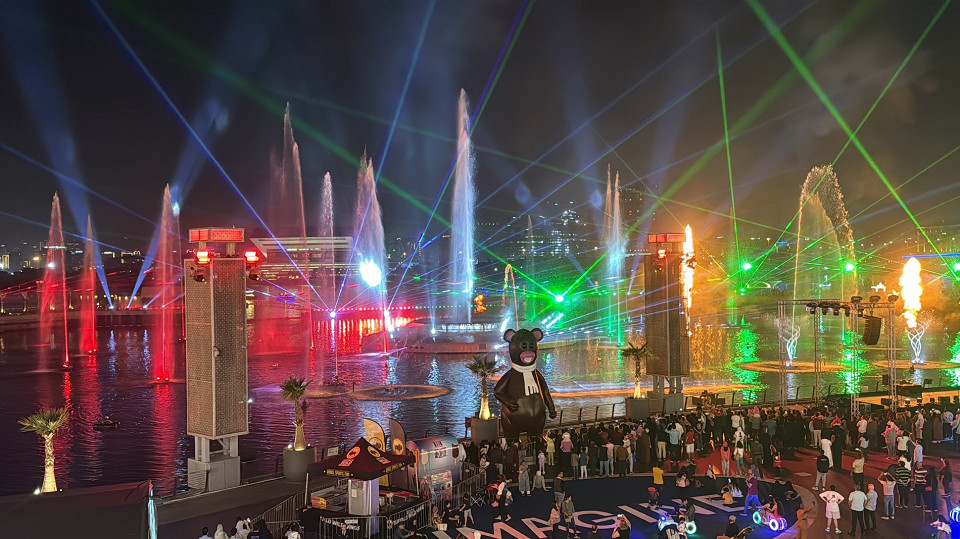 Cветовое шоу на фестивале Dubai Festival City Bay в Дубае, ОАЭ