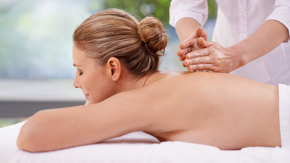 Девушке делают массаж
