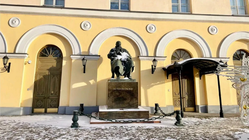Памятник Островскому на Театральной площади