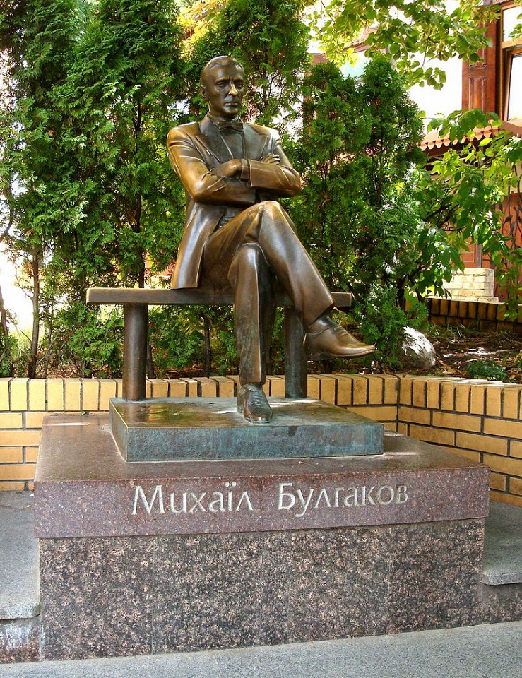 Памятник Булгакову в Киеве