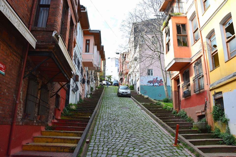 Район Балат в Стамбуле, цветные лестницы