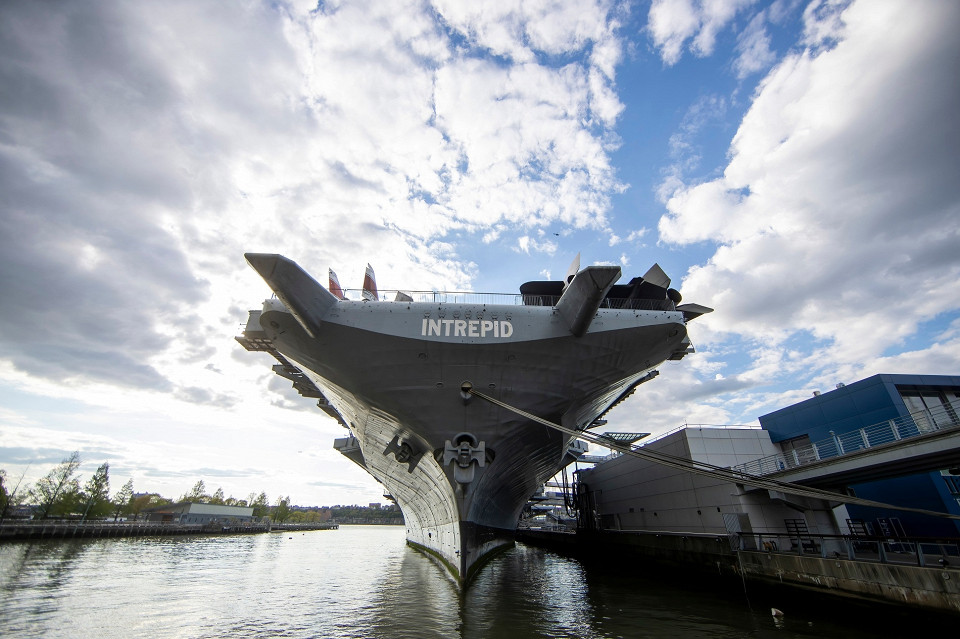 Авианосец ВМС США «Интрепид» у музея моря, воздуха и космоса Интрепид в Нью-Йорке