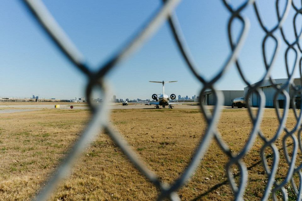 Самолет на взлетной полосе