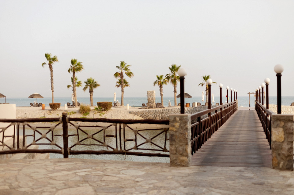 Деревянный мост к пляжу, Cove Rotana Resort, Рас-эль-Хайма, ОАЭ