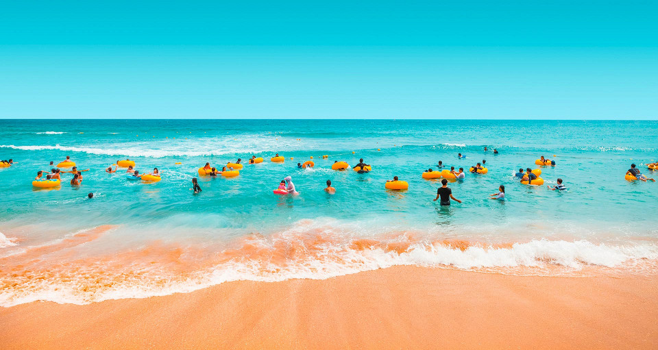 Люди купаются в море в Южной Корее