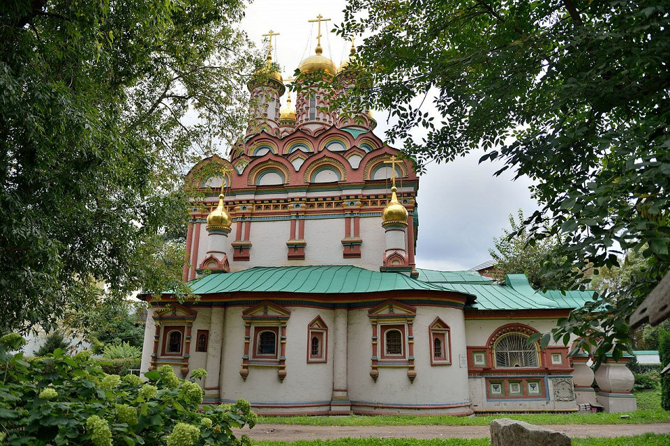 Храм Николая Чудотворца на Берсеневке, вид со стороны Дома на набережной
