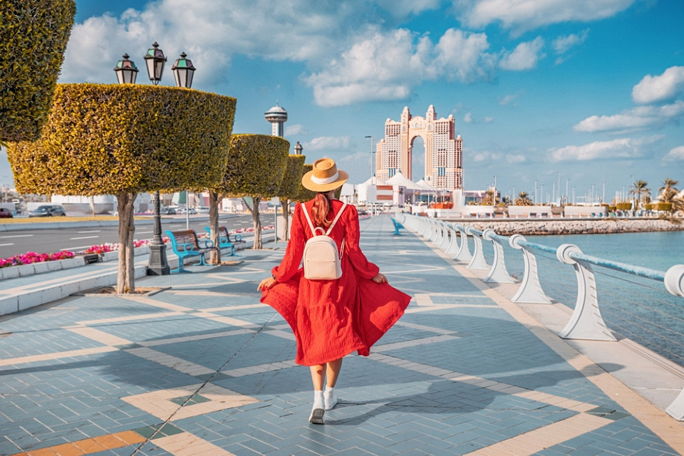 Туристка гуляет по набережной в Абу-Даби