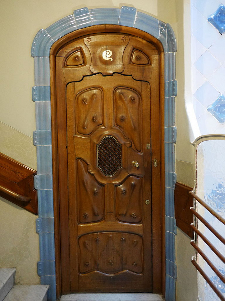 Дом Бальо, дверь в квартиру