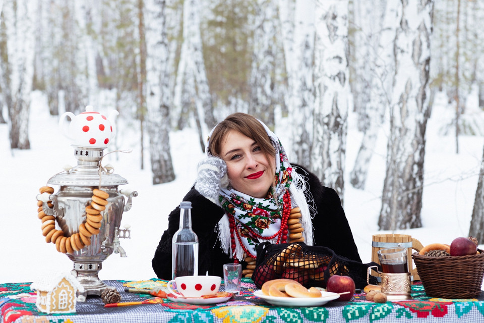 Русская девушка, самовар, баранки, зима, лес, водка