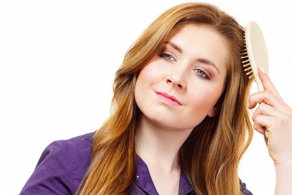 Уход за волосами, расческа деревянная