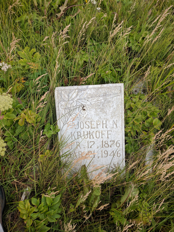 Надгробный камень на погосте церкви Св. Николая, Аляска