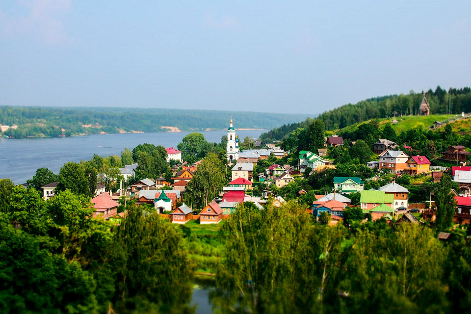 Вид на Плес на фоне Плещеева озера