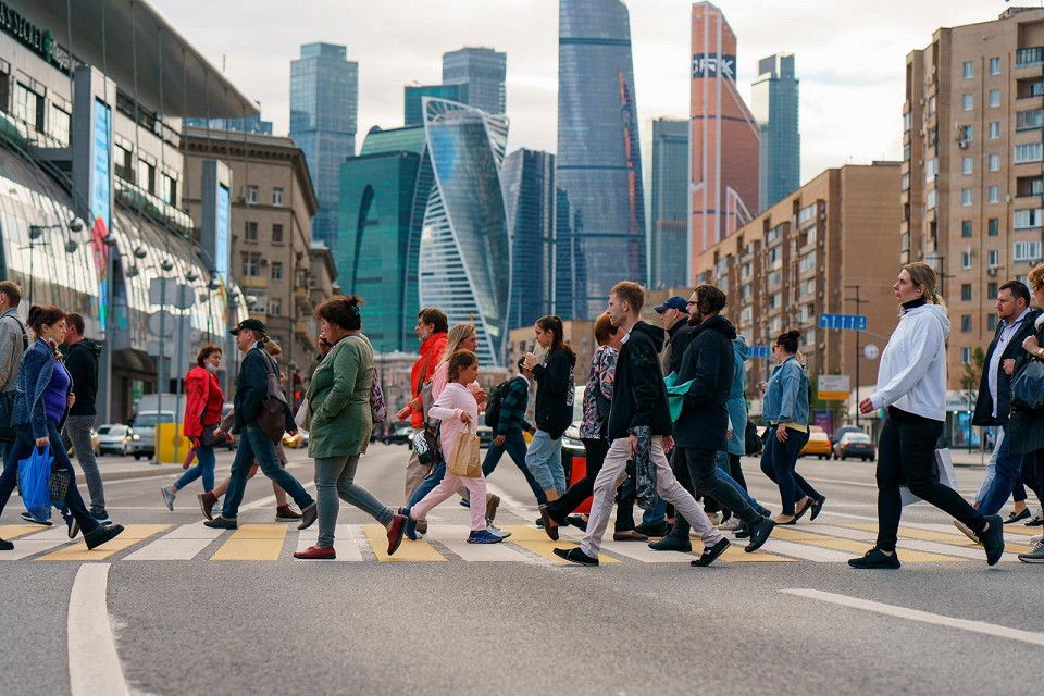 Пешеходы на фоне Москва-сити
