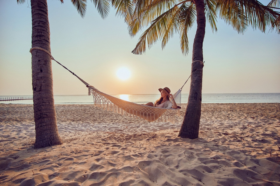 Девушка отдыхает в гамаке